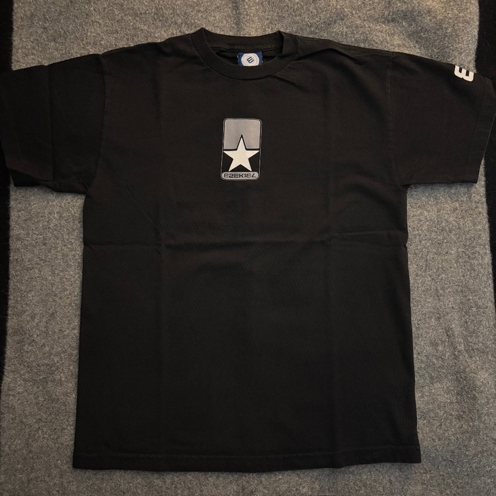 EZEKIEL Vintage Star Logo S/S T-Shirt E2EK1EL